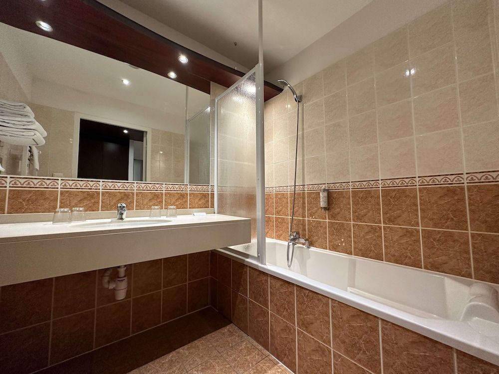 Best Western Hotel Le Pont D'Or Family Room, Multiple Beds, Refrigerator, River View 3