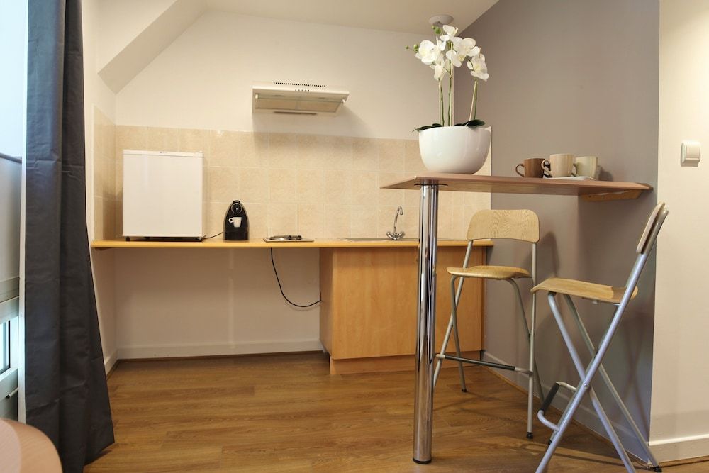 Best Western Hotel Le Pont D'Or Deluxe Room, 1 Queen Bed, Kitchenette (Larger Room) 9