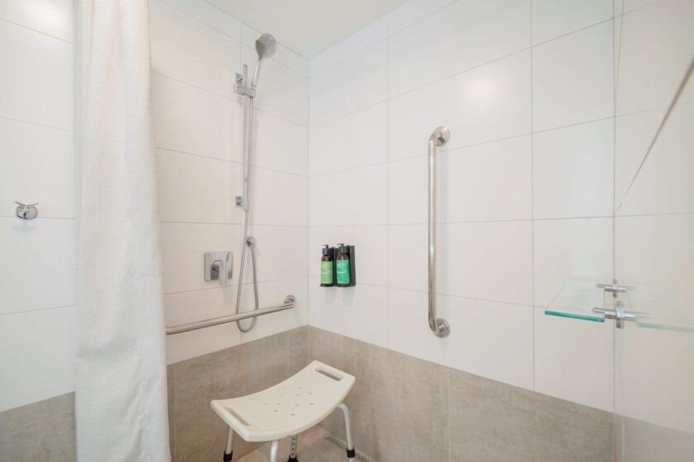 Beach Park Suites Resort Junior Room, Mobility Accessible 9