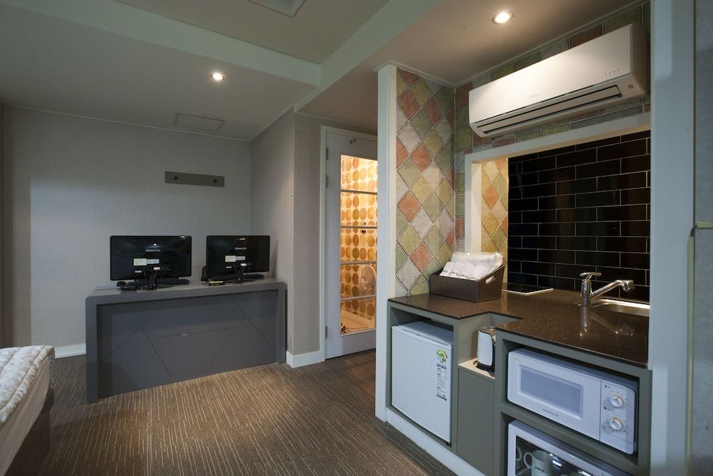 undefined Max Motel 3