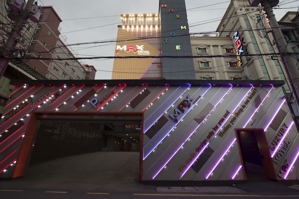 undefined Max Motel 4