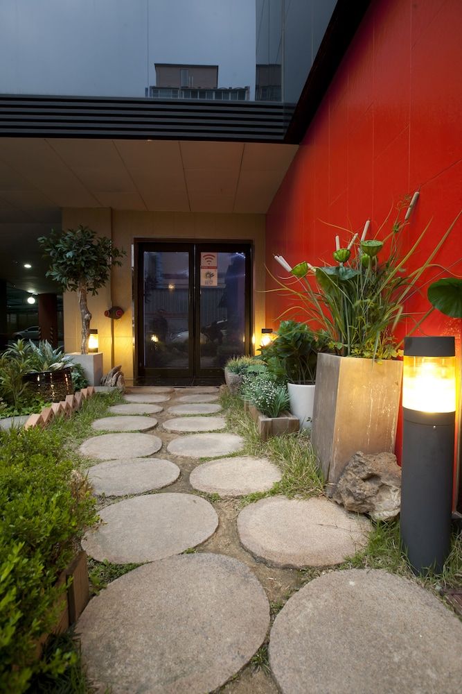 undefined Max Motel 7