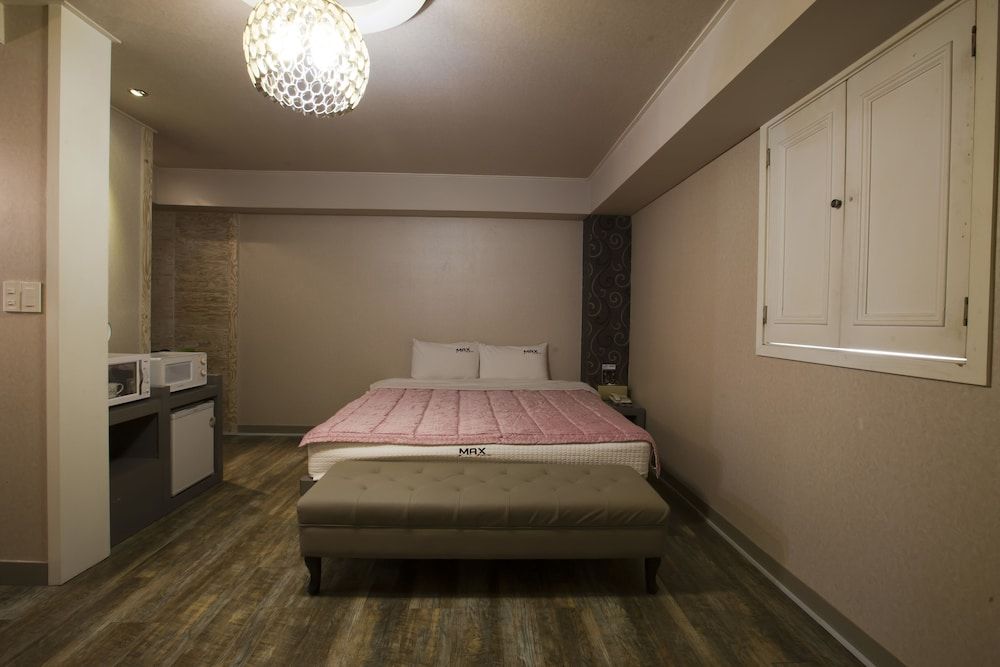 undefined Max Motel 10