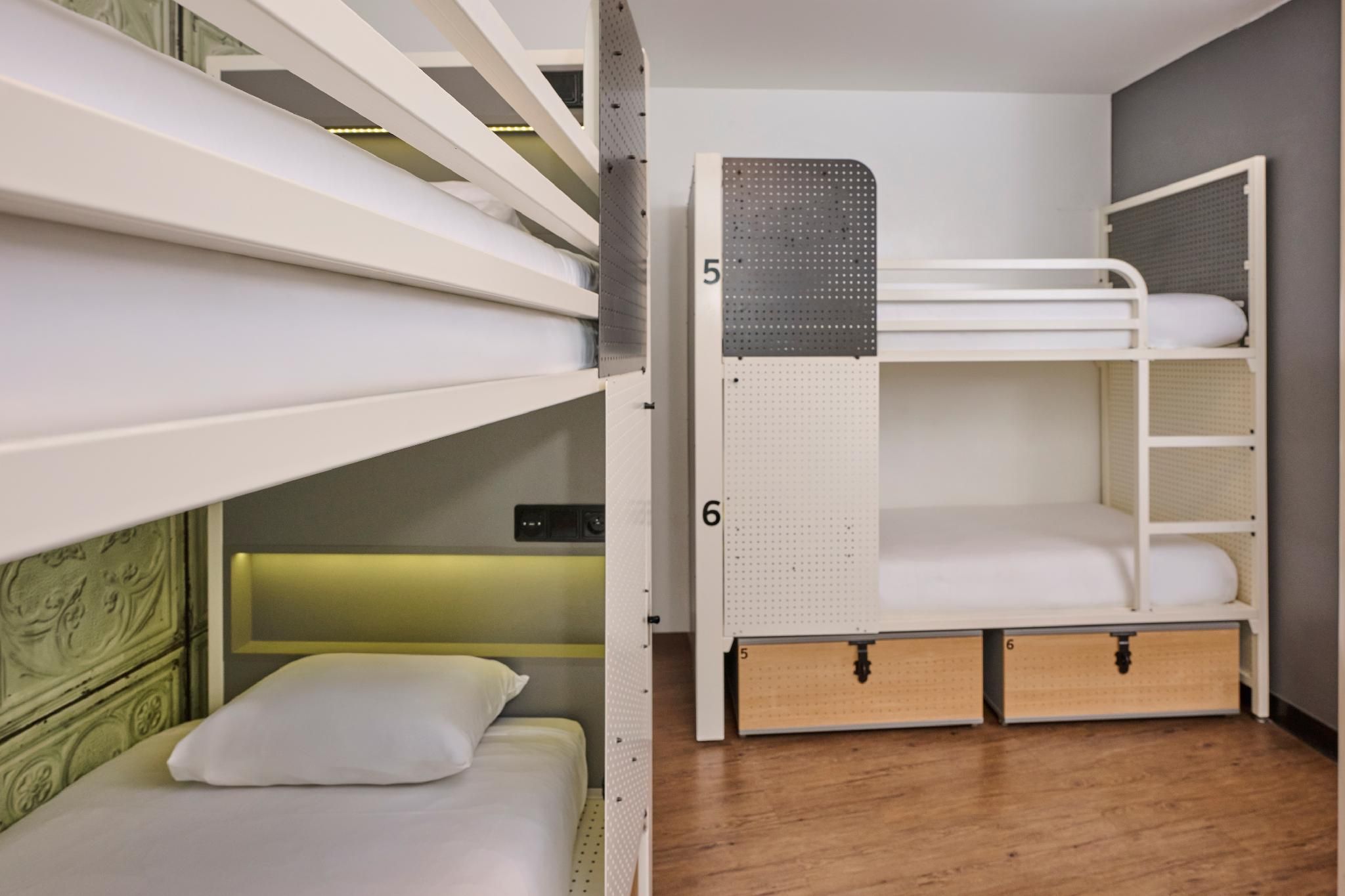 Bed in 6 Bed Dorm - Shared Bathroom