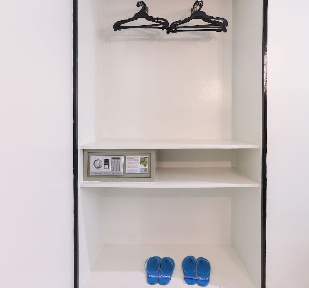 Hotel DreamWorld North EDSA Premium Room 4