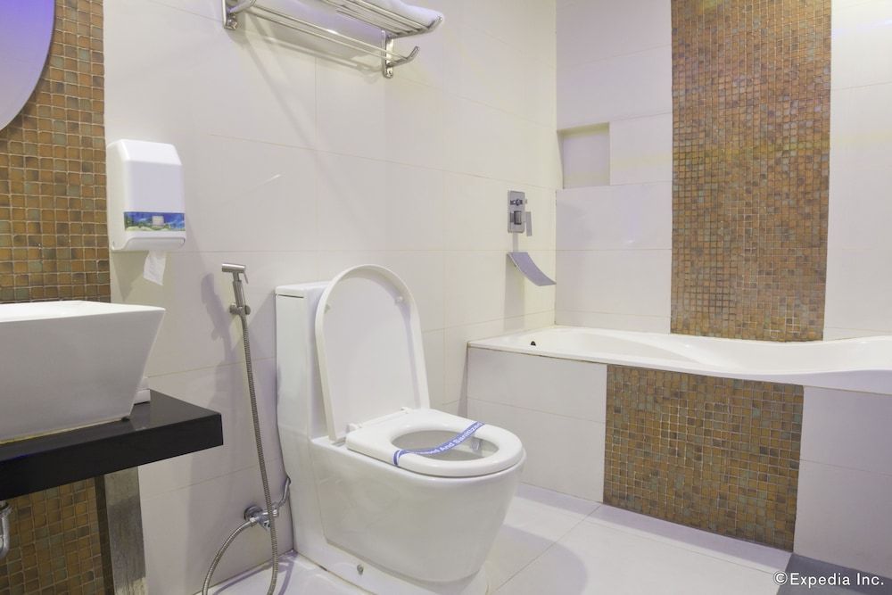 Hotel DreamWorld North EDSA Suite 2 3