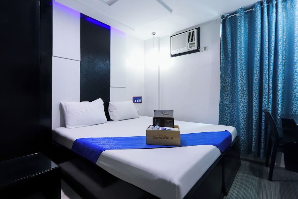 Hotel DreamWorld North EDSA Premium Room 2