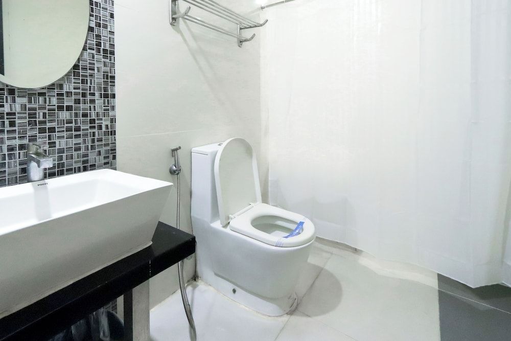 Hotel DreamWorld North EDSA Suite 2 5