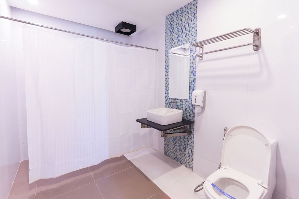 Hotel DreamWorld North EDSA Deluxe Room 7