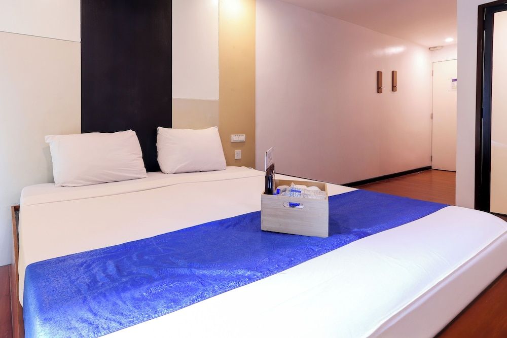 Hotel DreamWorld North EDSA Deluxe Room