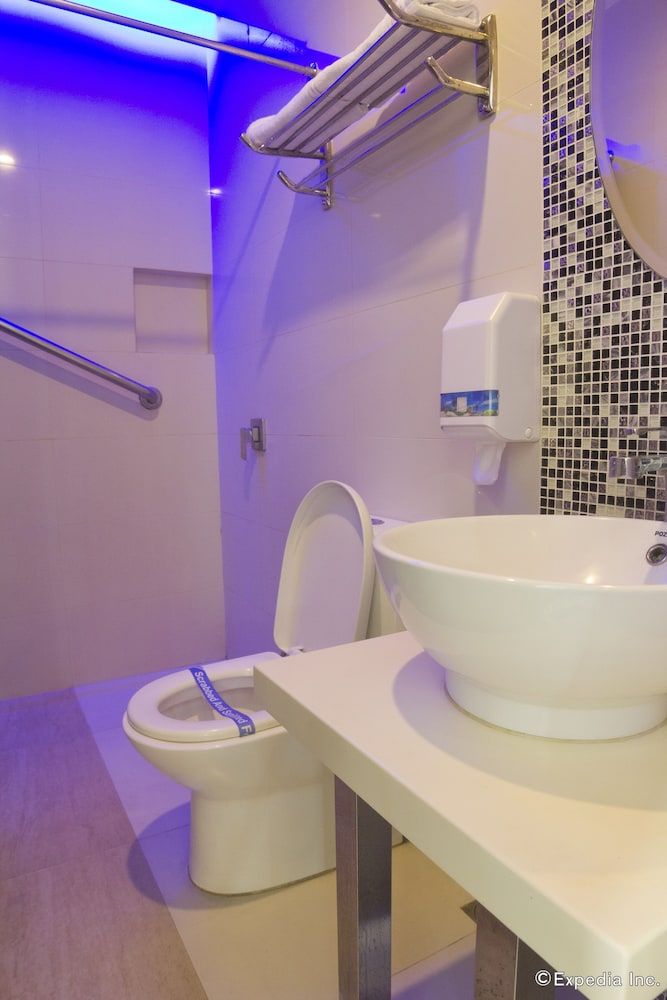 Hotel DreamWorld North EDSA Deluxe Room 6