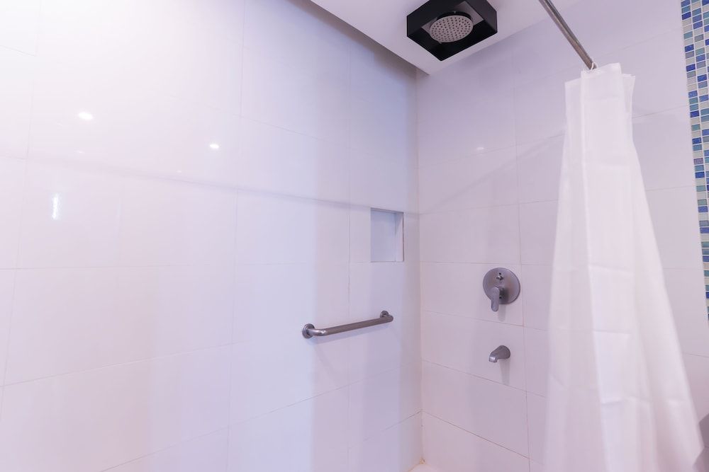 Hotel DreamWorld North EDSA Deluxe Room 9