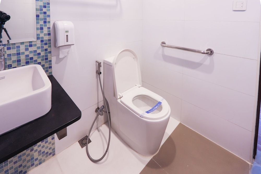 Hotel DreamWorld North EDSA Deluxe Room 8