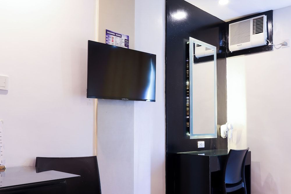 Hotel DreamWorld North EDSA Deluxe Room 13