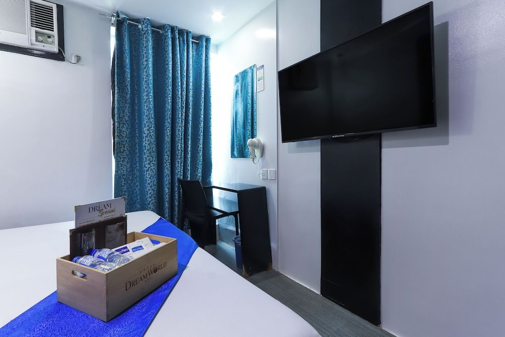 Hotel DreamWorld North EDSA Premium Room 9