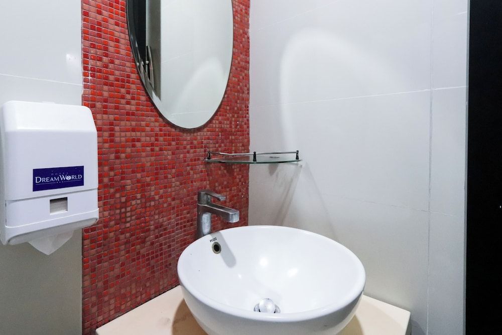 Hotel DreamWorld North EDSA Premium Room 5