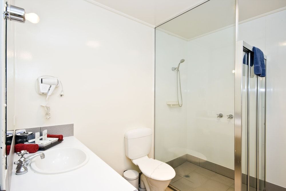 Sandridge Motel Deluxe King Room - Ocean View 9