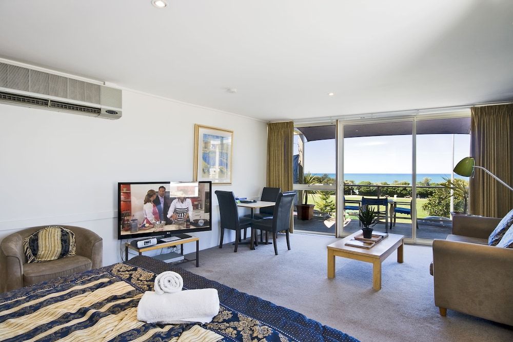 Sandridge Motel Deluxe King Room - Ocean View 10