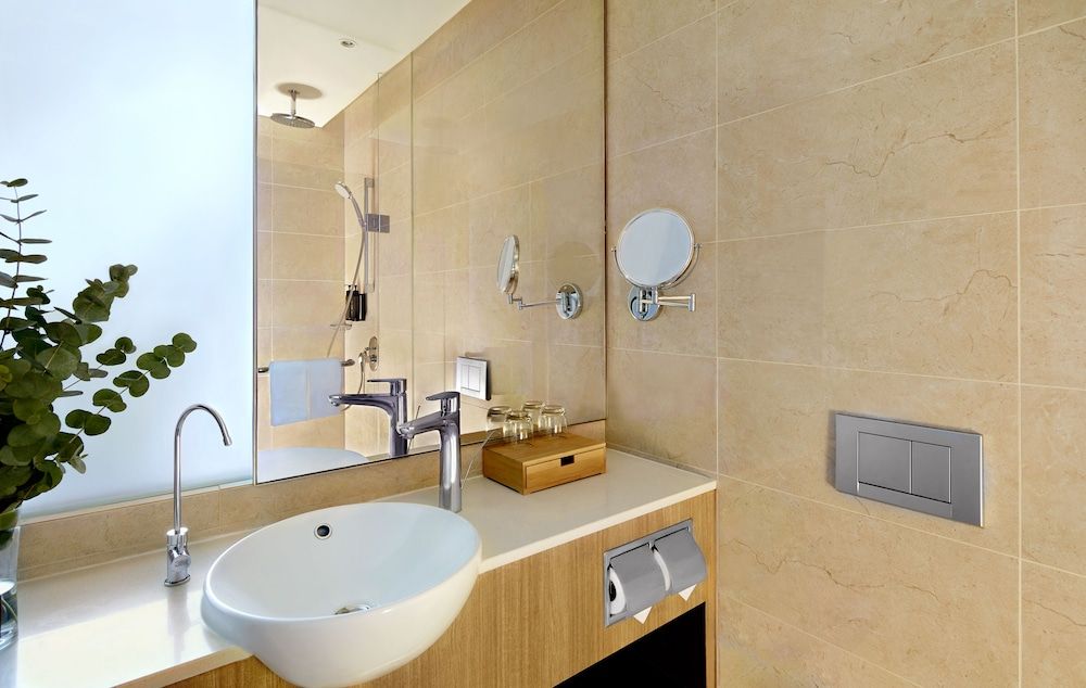 Momentus Hotel Alexandra Superior Queen Room 3