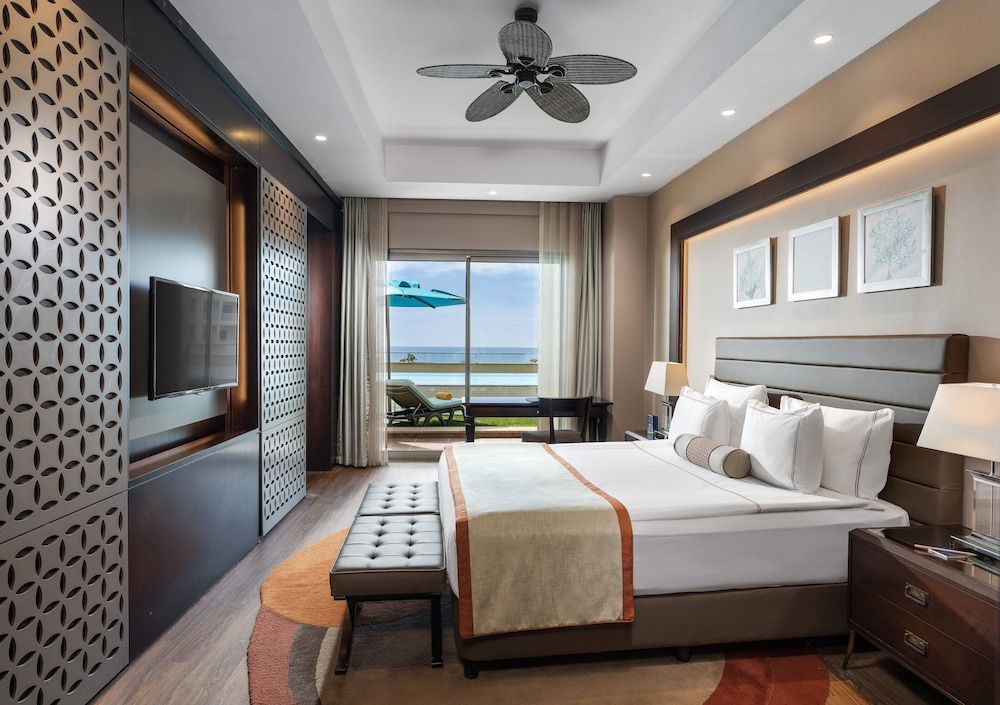 Swim Up Suite Pool Access