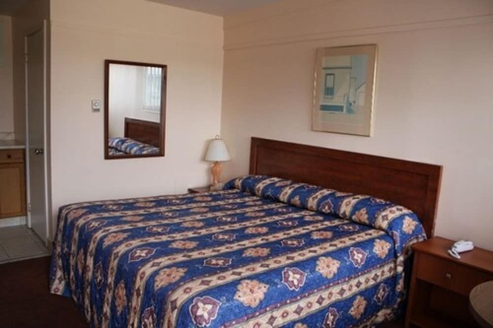 Grand Motel Saint-Hubert Suite, 1 King Bed, Jetted Tub 3