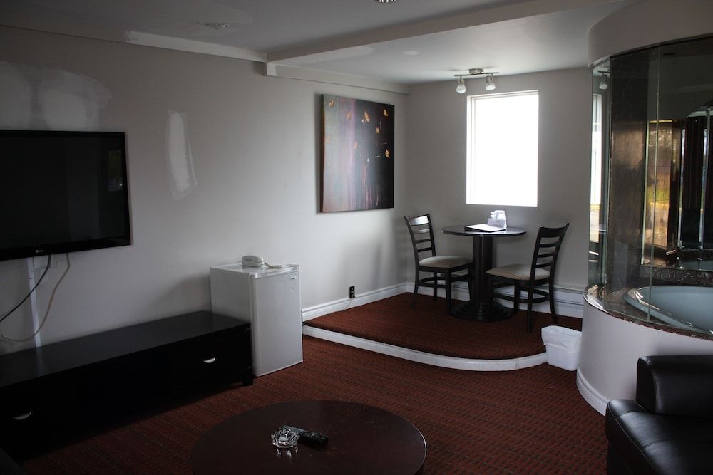 Grand Motel Saint-Hubert Suite, 1 King Bed, Jetted Tub 6