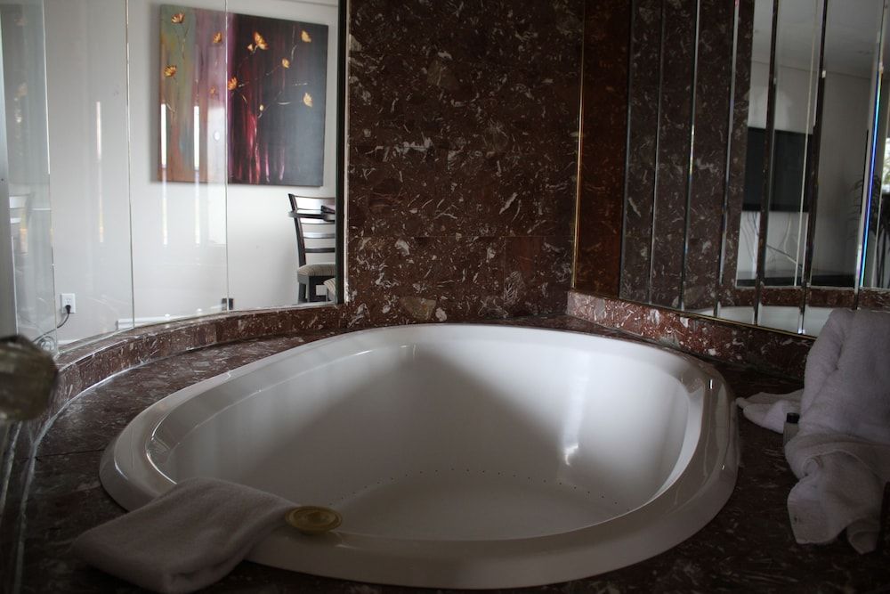 Grand Motel Saint-Hubert Suite, 1 King Bed, Jetted Tub 9