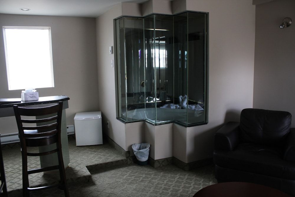 Grand Motel Saint-Hubert Suite, 1 King Bed, Jetted Tub 5