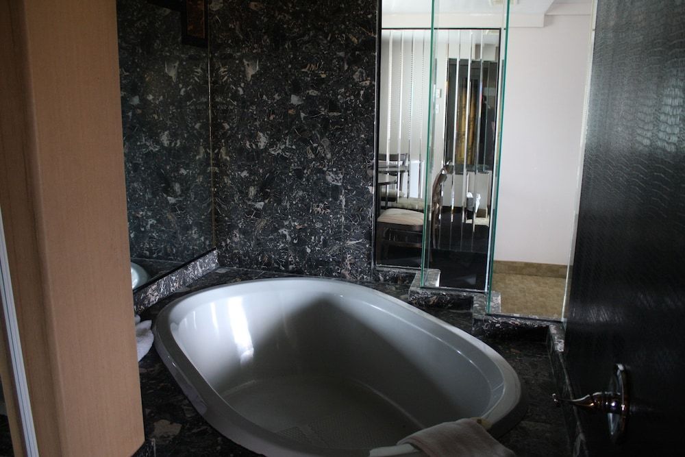 Grand Motel Saint-Hubert Suite, 1 King Bed, Jetted Tub 10