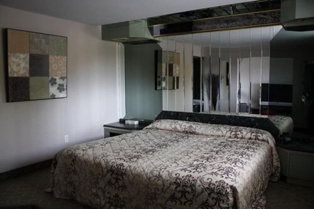 Grand Motel Saint-Hubert Suite, 1 King Bed, Jetted Tub 4