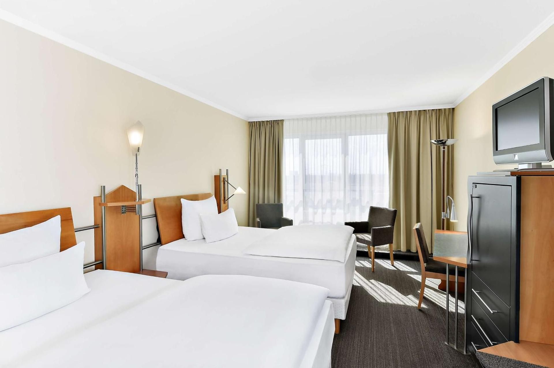 NH Mannheim Viernheim Family Connecting Room (2 Adults + 3 Children)