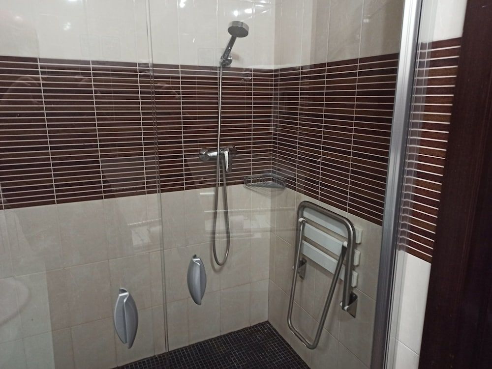 Habitacion doble con 2 camas adaptada para minusvalidos