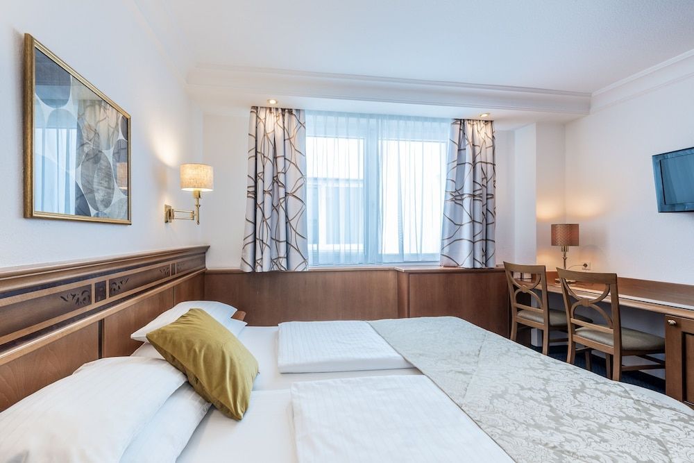 Hotel Mondschein Double Room without view 3