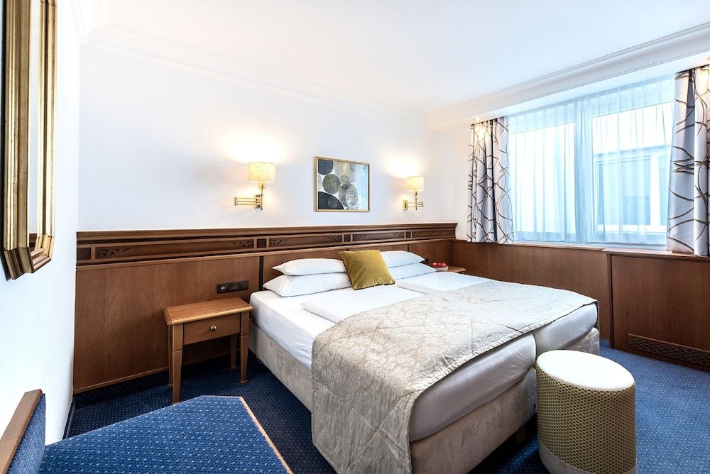 Hotel Mondschein Double Room without view 2