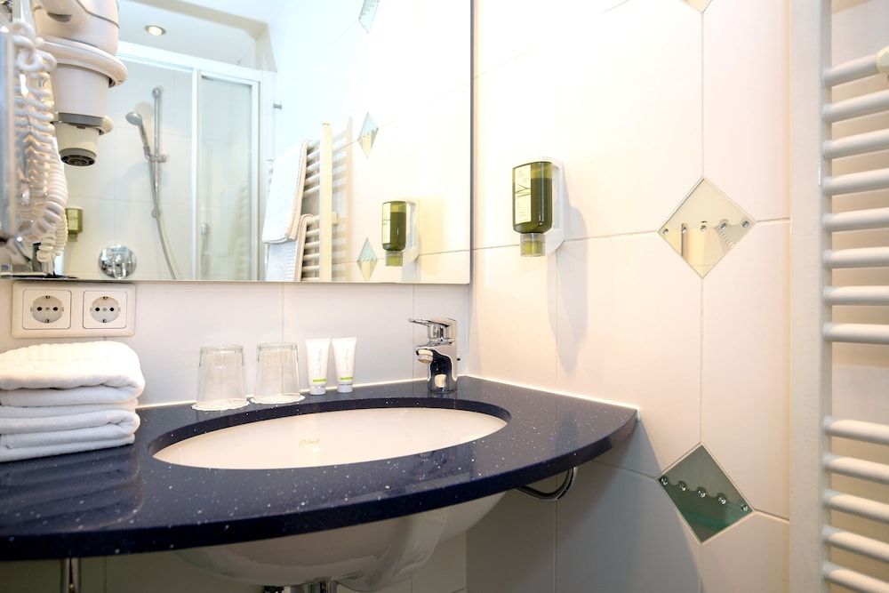 Hotel Mondschein Double Room without view 6