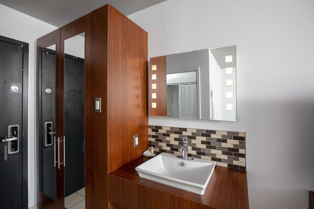 Hotel V Tendance Room, 1 King Bed 6