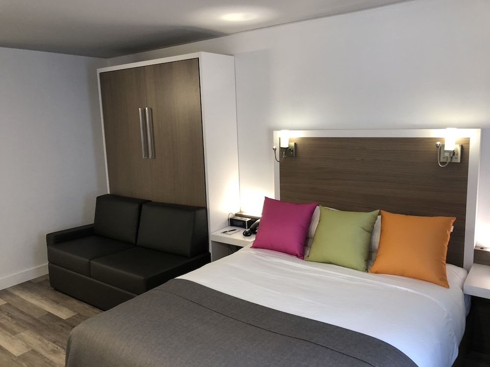 Hotel V Chambre Executive , 1 lit Queen 1 lit escamotable 2