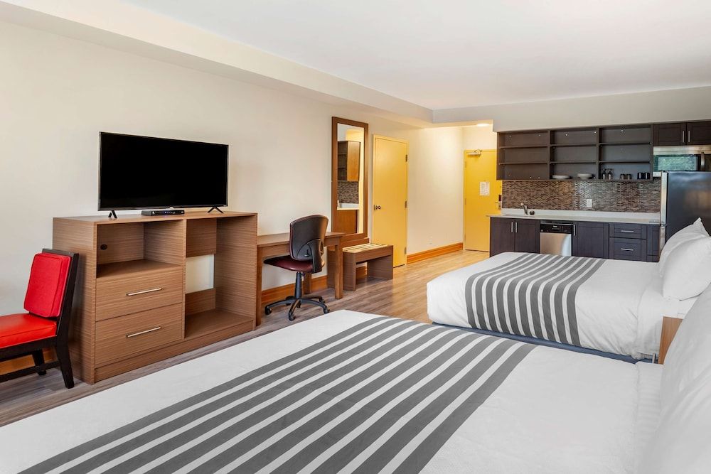 SureStay Plus Hotel by Best Western Kincardine Standard Room, 2 Double Beds, Accessible, Kitchen 3