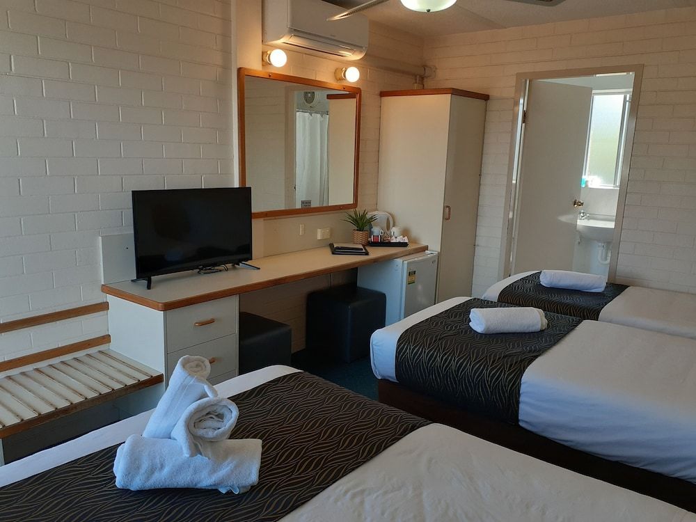 Crest Motor Inn Standard Double & 2 Single 2