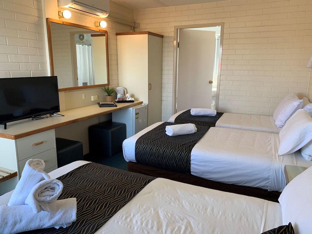 Crest Motor Inn Standard Double & 2 Single 3