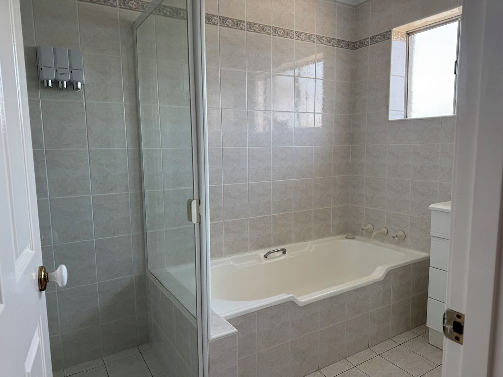 Crest Motor Inn Basic Apartment 3