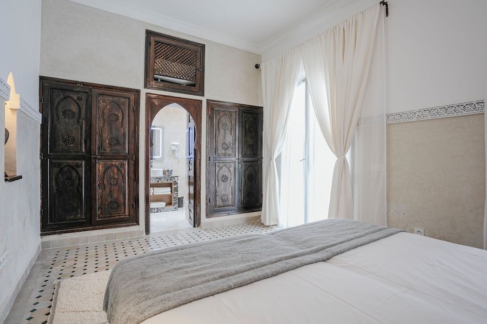 Riad Elnoujoum Superior Room, Courtyard View 10