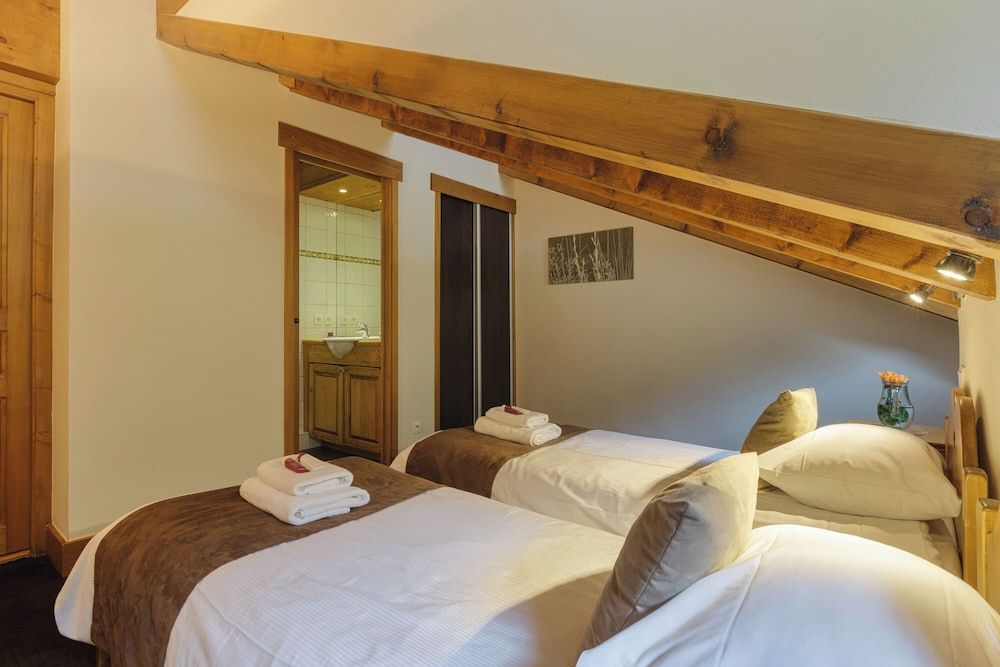 Family Apartment, 2 Bedrooms, 2 Bathrooms (Vallorcine Loriaz 43 ski in / ski out)