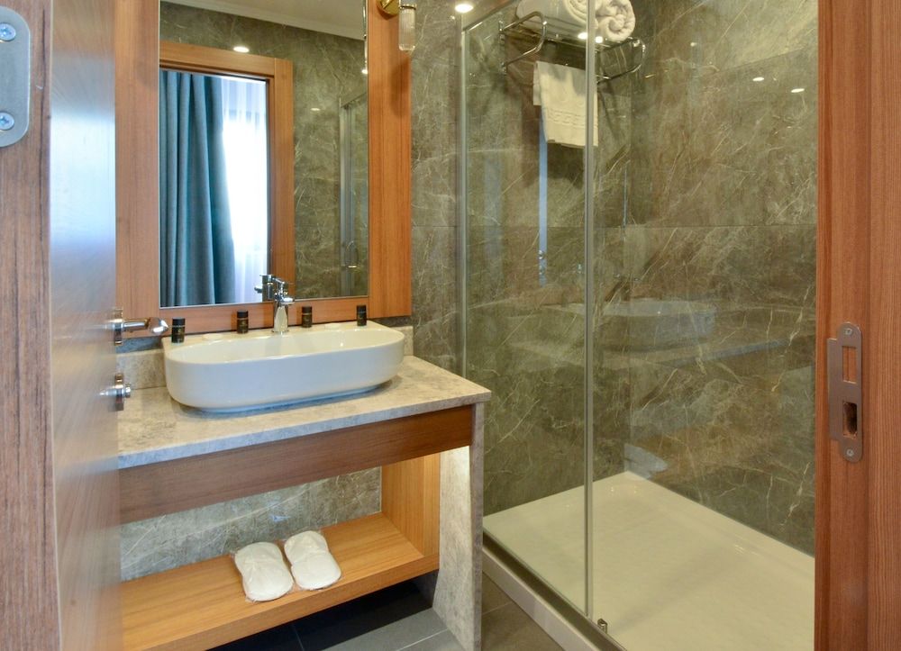 Expoist Hotel Standard Double or Twin Room 5