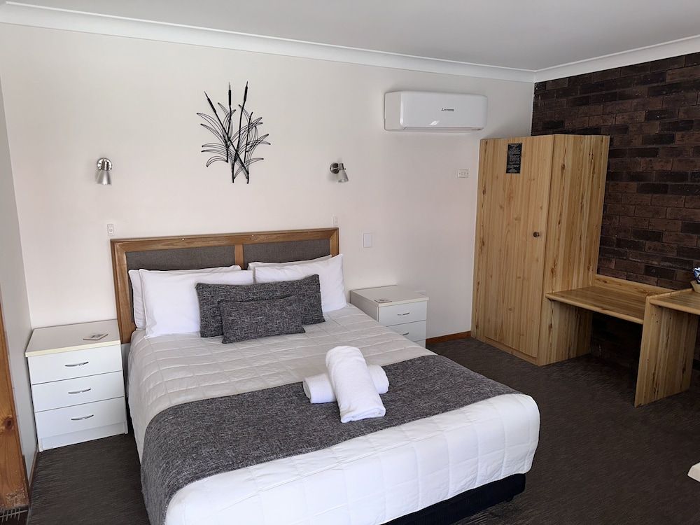 Karuah Motor Inn Deluxe Queen Room 7