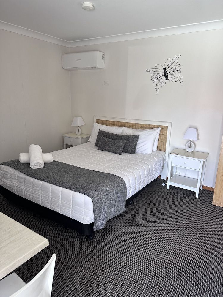 Karuah Motor Inn Deluxe Queen Room 2