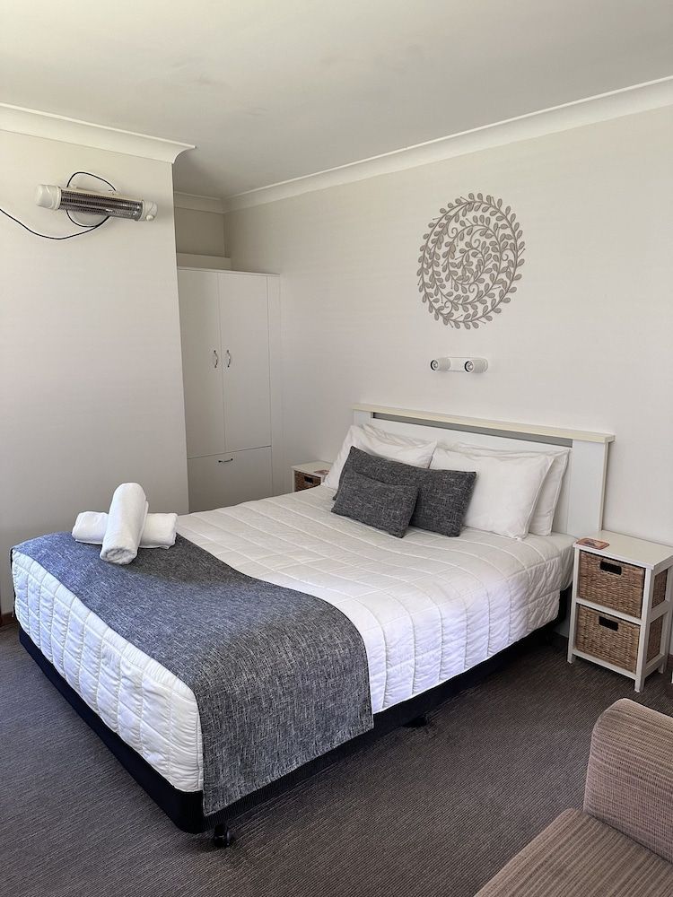 Karuah Motor Inn Deluxe Queen Room 4