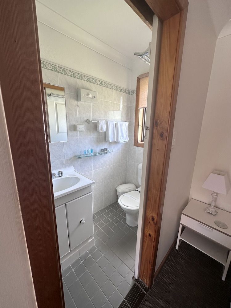 Karuah Motor Inn Deluxe Queen Room 10