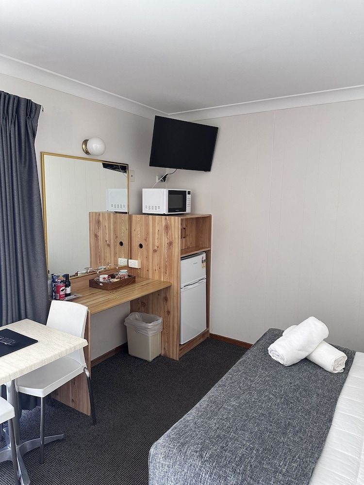 Karuah Motor Inn Deluxe Queen Room 8