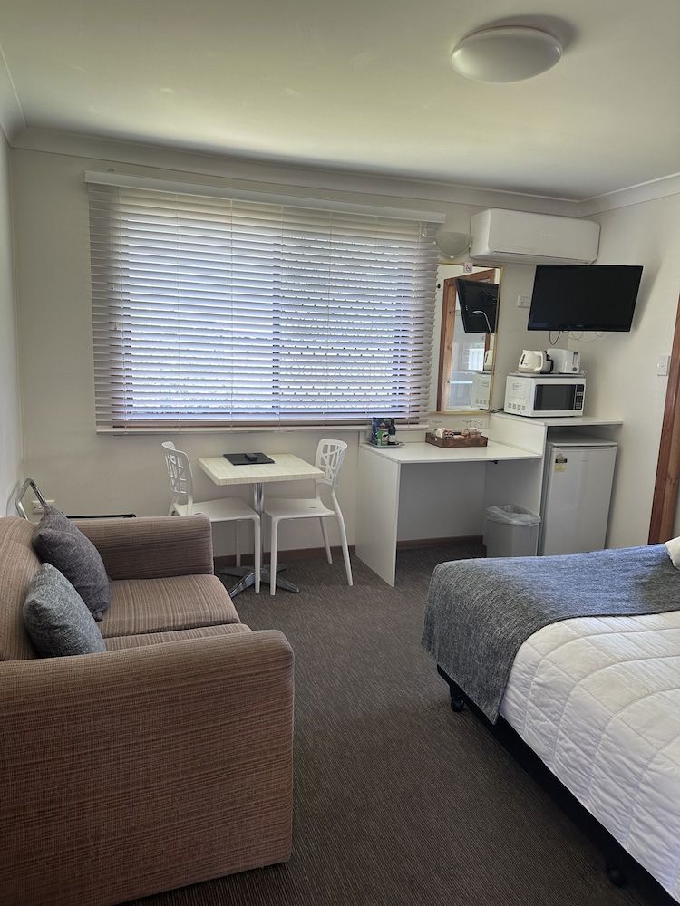 Karuah Motor Inn Deluxe Queen Room 6